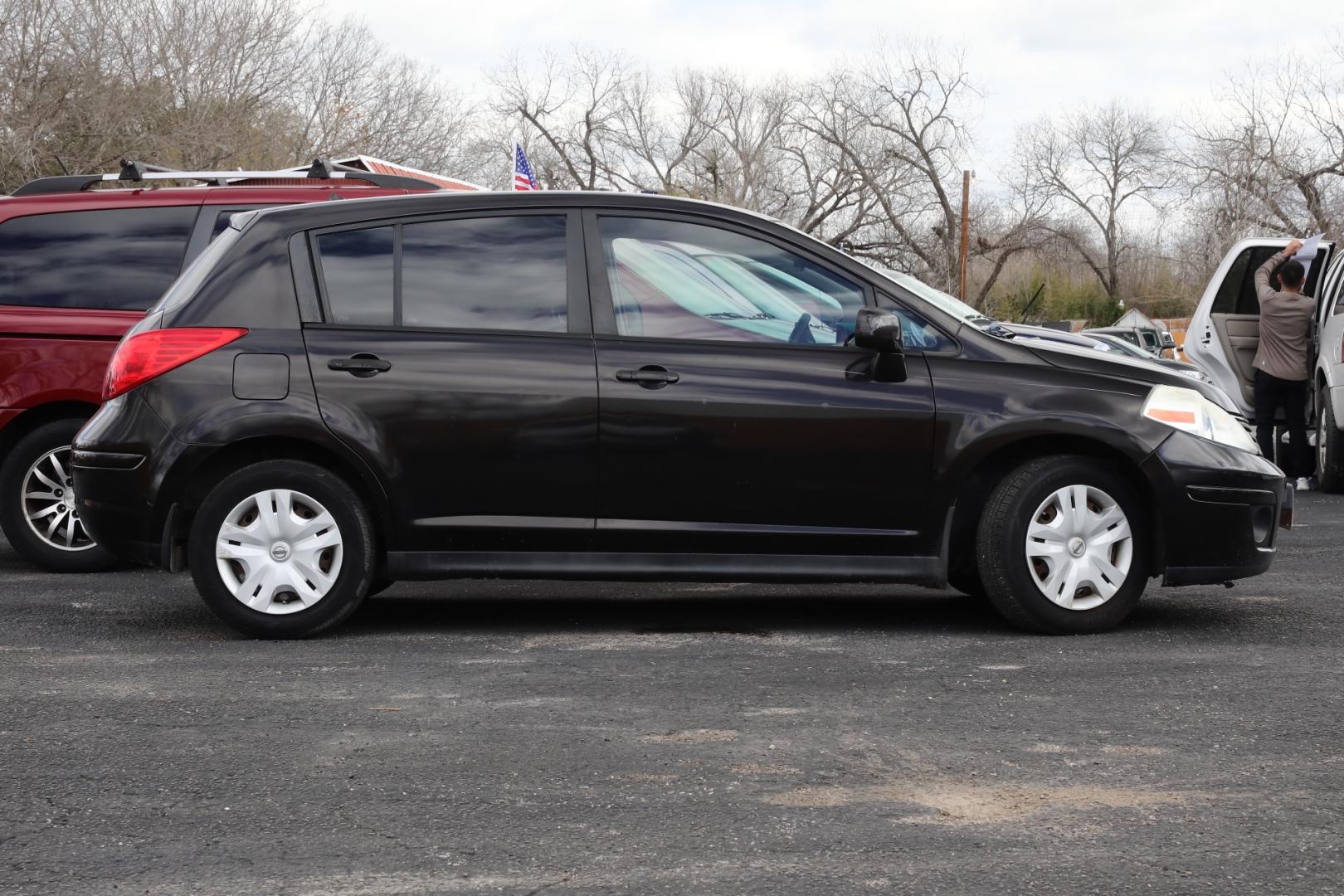 2011 BLACK NISSAN VERSA 1.8 SL Hatchback (3N1BC1CP6BL) with an 1.8L L4 DOHC 16V engine, CVT transmission, located at 420 E. Kingsbury St., Seguin, TX, 78155, (830) 401-0495, 29.581060, -97.961647 - Photo#3